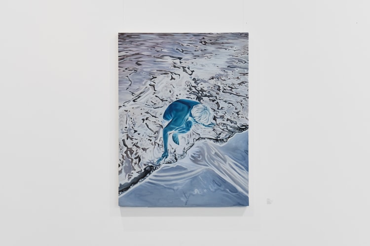 Dre Wilkin apresenta pinturas invertidas em 'When the Air is Blue'