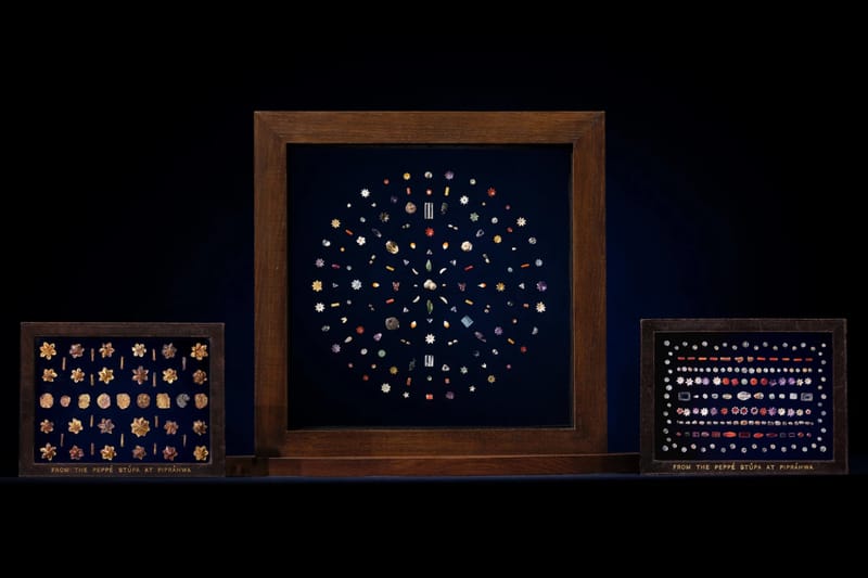 Joias sagradas de Buddha retiradas de leilão na Sotheby's retornam à India