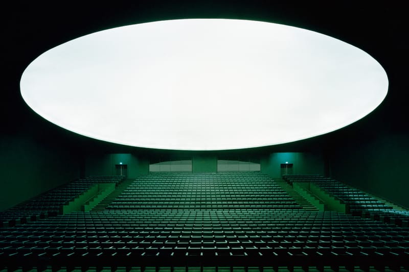 Auditório surreal em verde-esmeralda é o destaque do novo campus do Bofill Taller de Arquitectura em Rabat