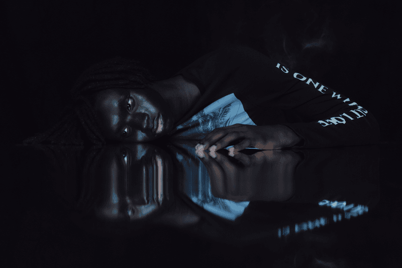 Hellblade e a Passarella Death Squad de London se unem em uma cápsula mergulhada em sombras