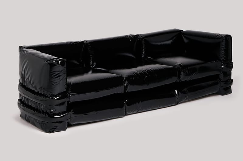 Pillow Sofa, de Muller Van Severen, recebe upgrade em preto ultrabrilhante