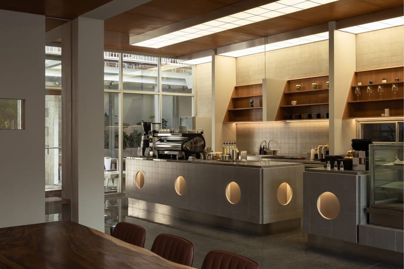 Design do Simpul Studio para Hibrew Coffee & Cuisine destaca o diálogo entre interior e exterior