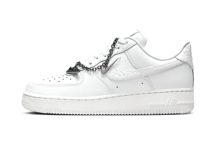 Pingente do cadarço do Nike Air Force 1 Low “Summit White/Metallic Silver” faz homenagem irreverente ao próprio sneaker