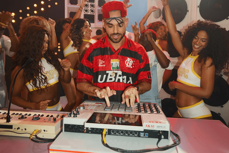 Papatinho coloca o funk carioca em evidência com o álbum 'MPC'