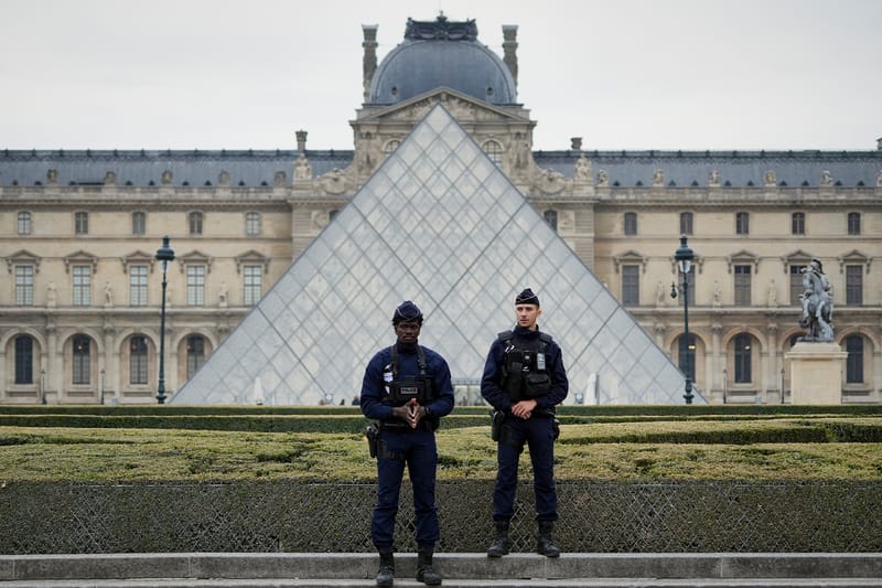 Ladrões roubam joias 'inestimáveis' no Museu do Louvre em plena luz do dia
