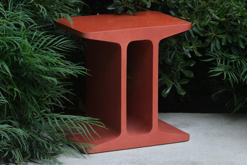 Intra Side Table, de Tom Robinson: força industrial e funcionalidade para o dia a dia