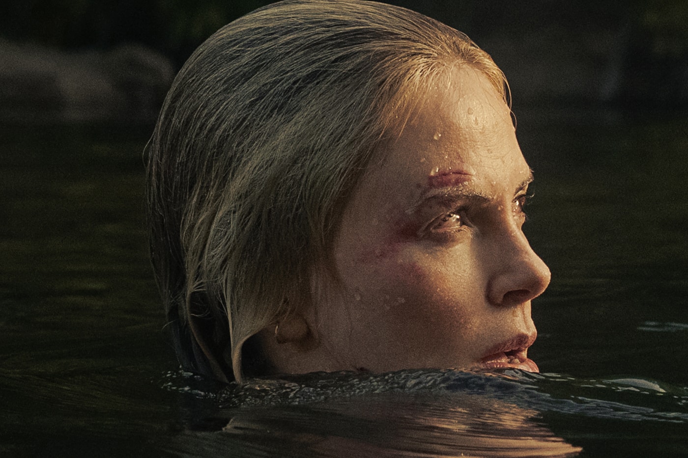 Predador x Presa: Taron Egerton caça Charlize Theron no brutal primeiro trailer de ‘Apex’, novo suspense da Netflix