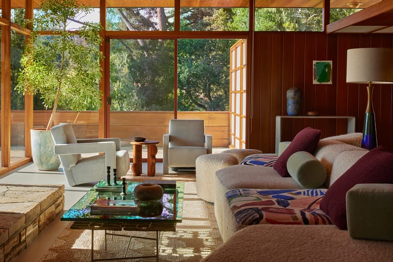 Casa mid-century nas colinas de Monterey é revitalizada pelo Studio Michael Hilal