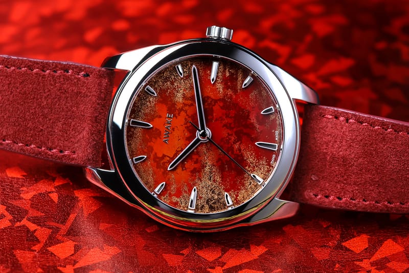 Relógio AWAKE Sơn Mài Frosted Leaf “Royal Red” une tons carmesim e simbolismo dourado