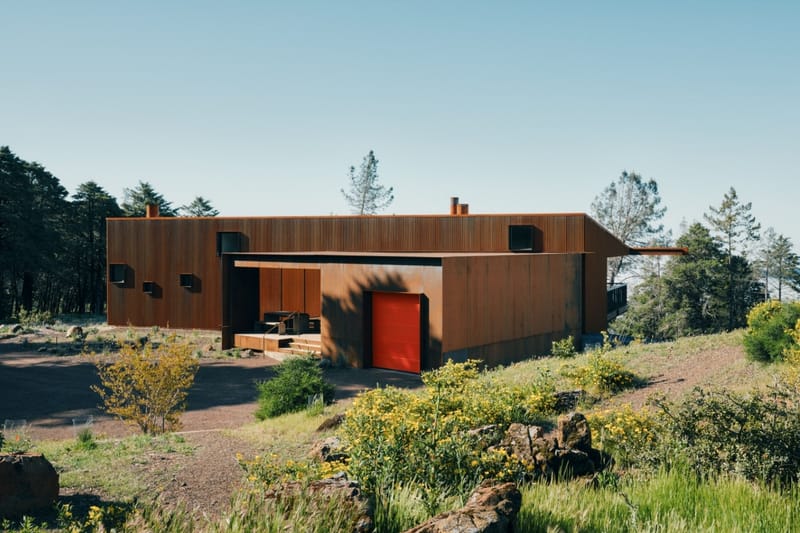 Pine Flat Residence, da Faulkner Architects, une resiliência e serenidade nas montanhas da Califórnia