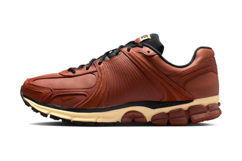 Nike simplifica o Zoom Vomero 5 em edição premium de couro “Russet”