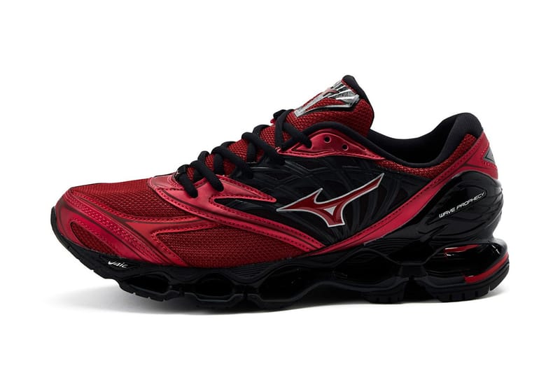 Mizuno WAVE PROPHECY LS chega em ousados colorways “Red” e “Navy”