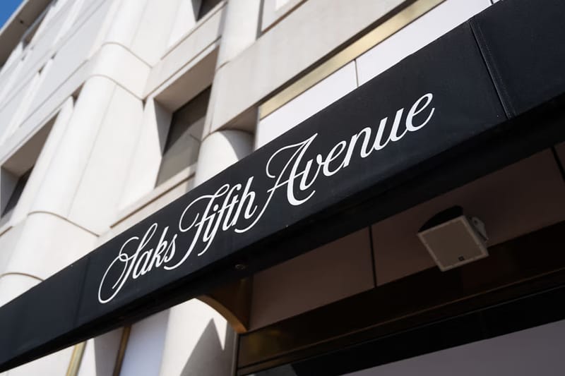 Falência da Saks Global expõe dívidas milionárias com gigantes do luxo como Chanel, Kering e mais