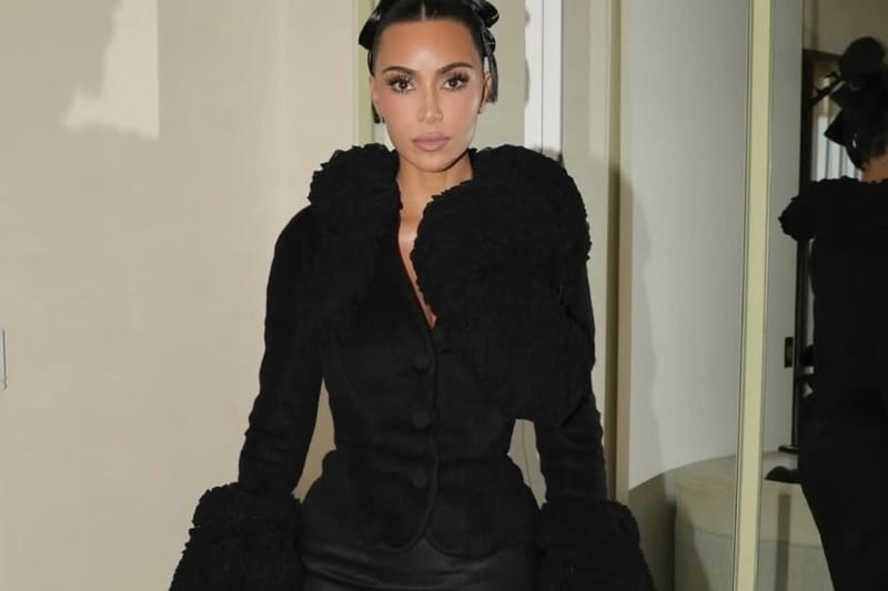 Conjunto de arquivo 1995 de John Galliano de Kim Kardashian atinge US$ 80 milhões em leilão