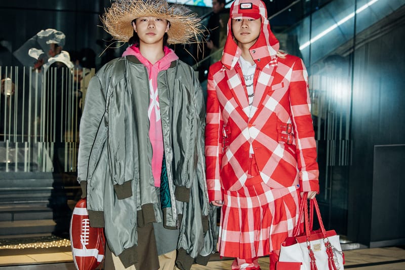Street style da Tokyo Fashion Week FW26: camadas, denim destruído e ousadia urbana