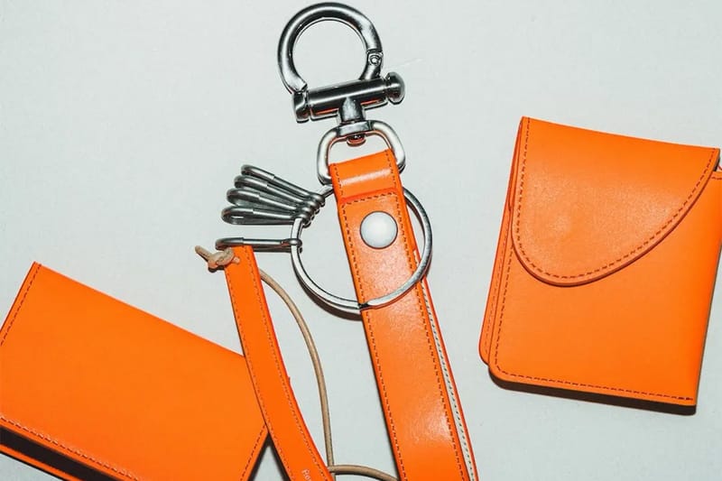 Hender Scheme e BEAMS JAPAN renovam o seu EDC com couro em laranja icônico
