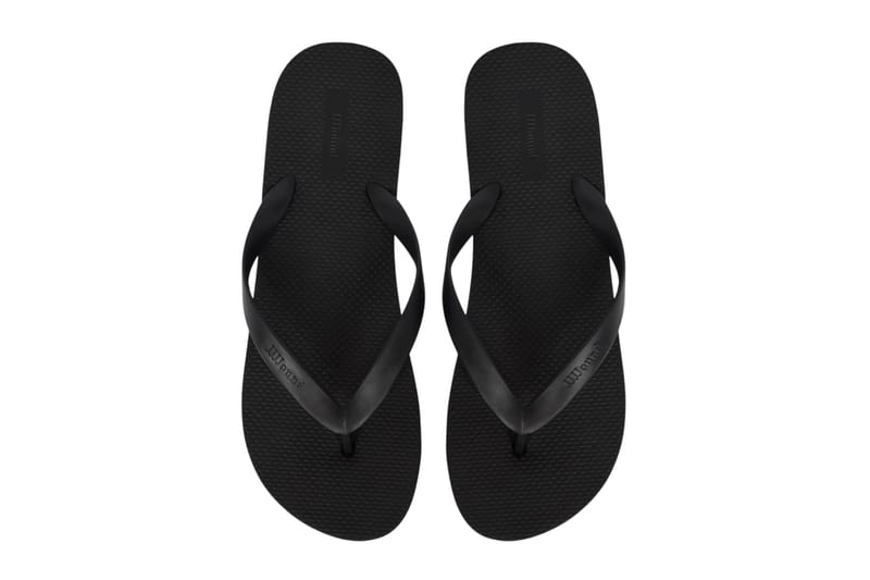 Chinelo preto total da JJJJound é isso mesmo: simples, minimalista e nada além disso