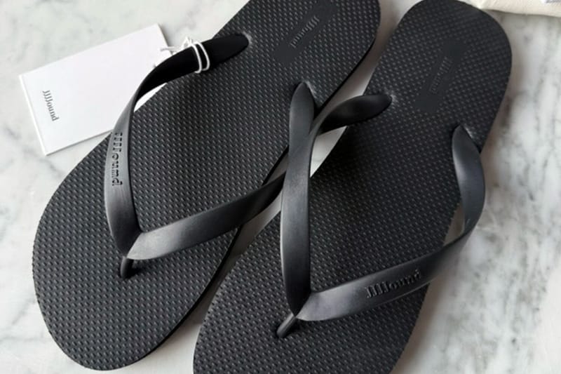 JJJJound apresenta o chinelo preto definitivo: o básico minimalista que vai dominar o verão
