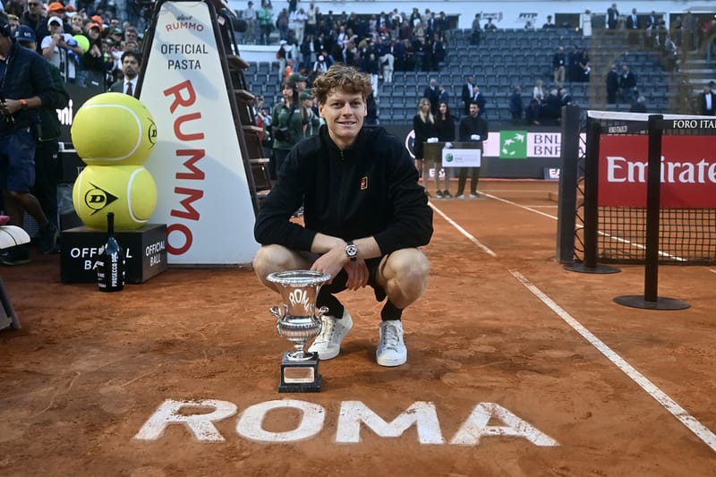 Jannik Sinner comemora título histórico no Italian Open com exclusivo Converse First String Jack Purcell