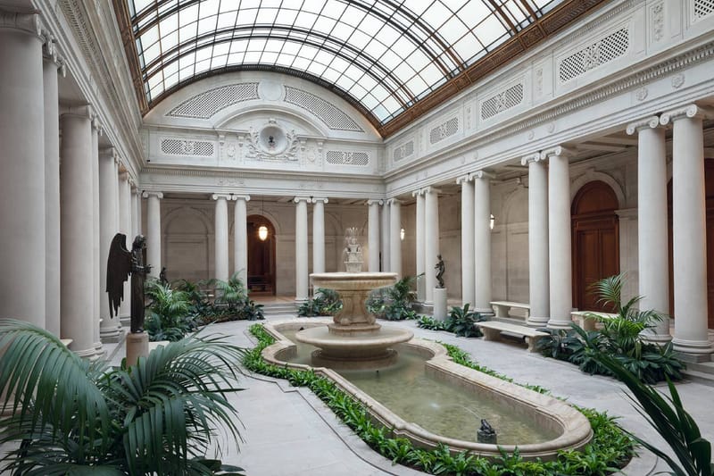 Louis Vuitton leva o desfile Cruise 2027 para o The Frick Collection, em Nova York