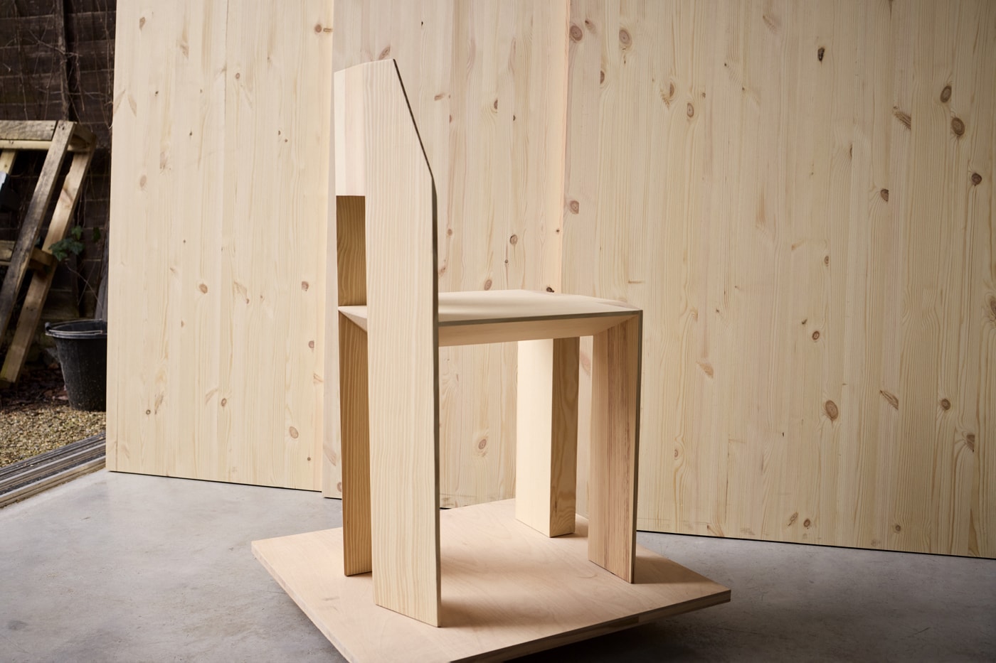 Max Lamb leva o material ao limite com a nova “Min Chair”
