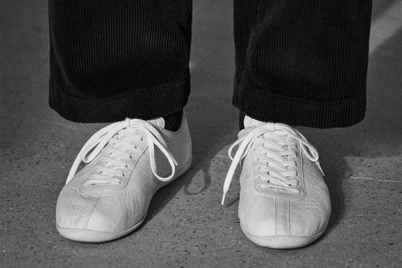 Camisas soltas e sapatos flat: o menswear de verão 2026 da The Row em destaque