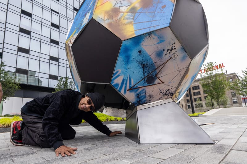 Futura, Katherine Bernhardt e mais artistas transformam Nova York em um parque de esculturas da Copa do Mundo