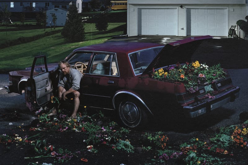 Gregory Crewdson revela o lado sombrio dos subúrbios em novas impressões de ‘Dream House’