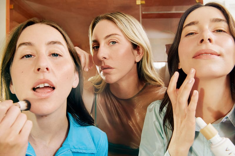 HAIM estrela sua primeira campanha de beleza