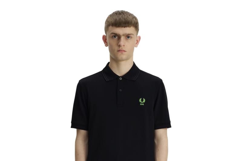 COMME des GARÇONS adiciona detalhes neon às polos piqué da Fred Perry