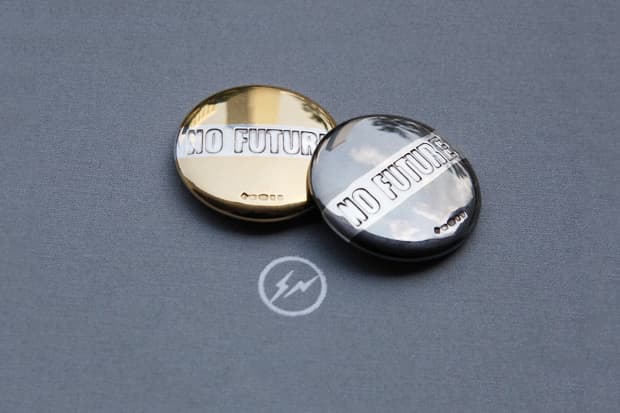 fragment design x Bunney "NO FUTURE" 徽章飾鈕
