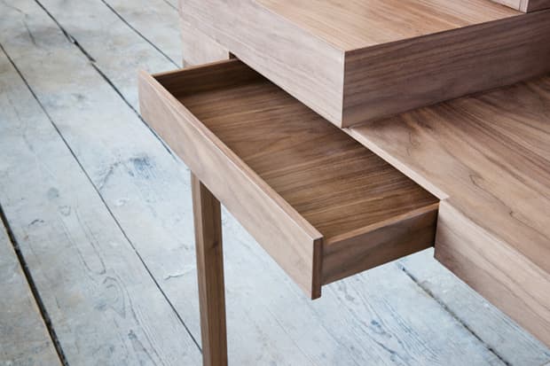 Lee Sanghyeok 設計 “Listen to Your Hands“ 藝術書桌