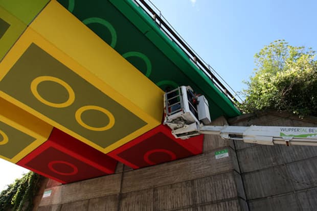 德國藝術家 Megx 於德國打造了一個有如 LEGO 積木設計的橋樑！