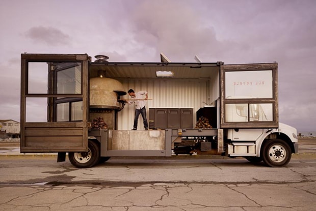 由貨櫃車改裝而成的 Mobile Pizza Kitchen 行動窯烤 Pizza 薄餅店