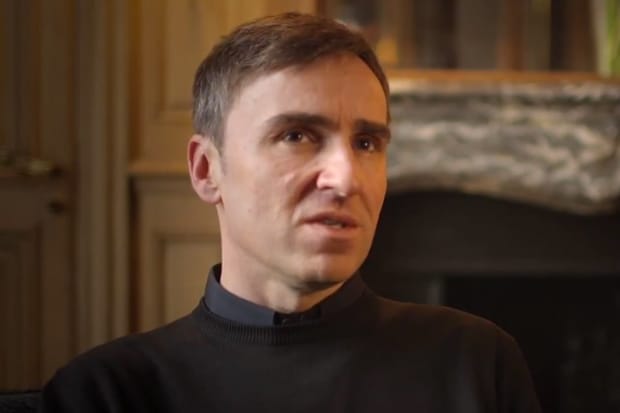 Raf Simons 講述首次打造 Dior 高級訂製服系列視頻影片