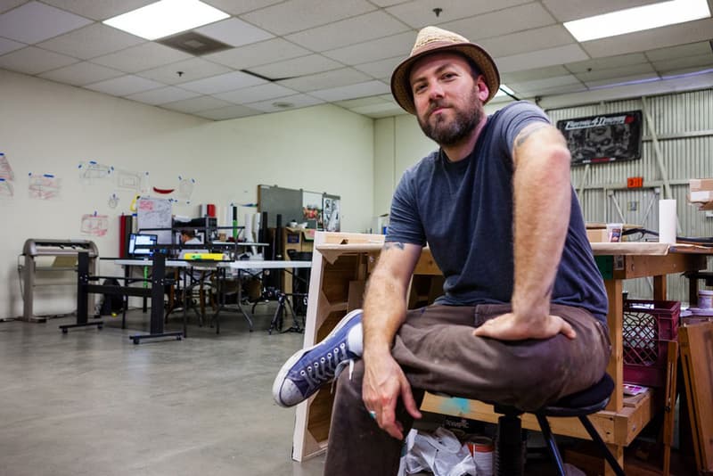 於 “Decay and Overgrowth” 展覽舉行前夕探訪 Jeff Soto 的工作室