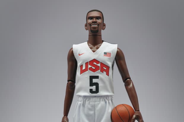 藝術家 Coolrain 與 Nike NSW 合力打造 Kobe Bryant, LeBron James and Kevin Durant “Dream Team” 夢幻隊人物玩偶