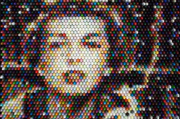 Christian Faur 的蠟筆人像圖畫創作