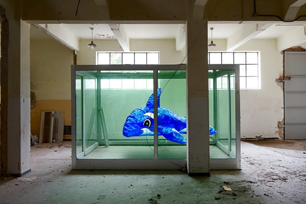 Alfonso Batalla 向 Damien Hirst 致敬的 “A Dolphin For Damien” 裝置藝術作品