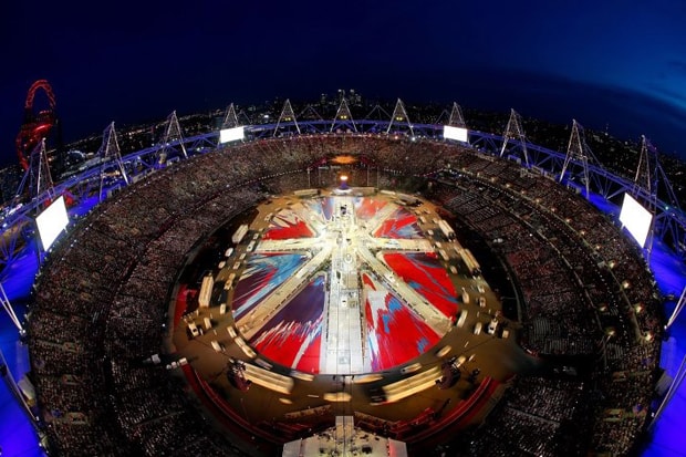 Damien Hirst 展現獨特英國國旗藝術創作於 2012 London Olympics 倫敦奧運閉幕式