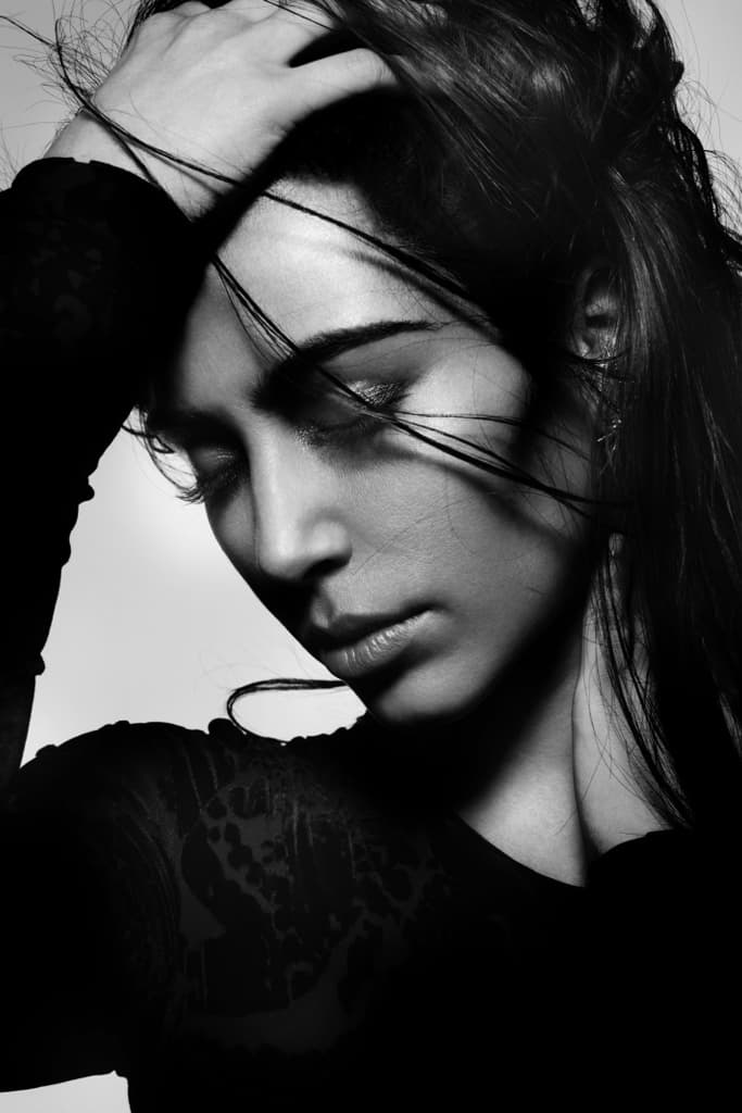 Kim Kardashian 在知名攝影師 Nick Knight 掌鏡下為 V Magazine 拍攝造型特輯