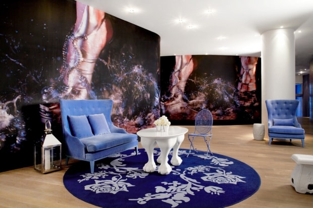 Marilyn Minter “Kicksilver” 攝影作品化身成 Mondrian SoHo 酒店大堂的牆紙