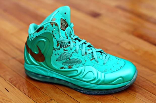Nike Air Max Hyperposite  別注 “Battle of the Boroughs” 量產系列