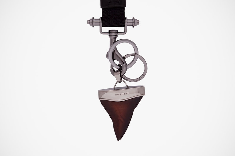 Givenchy 紀梵希 Wooden Shark Tooth Keychain 木雕鯊魚牙齒設計鑰匙鏈