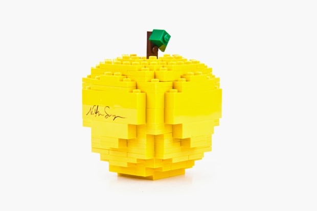 Nathan Sawaya 為 COMME des GARCONS 打造 Yellow LEGO Apple 黃色積木蘋果藝術作品