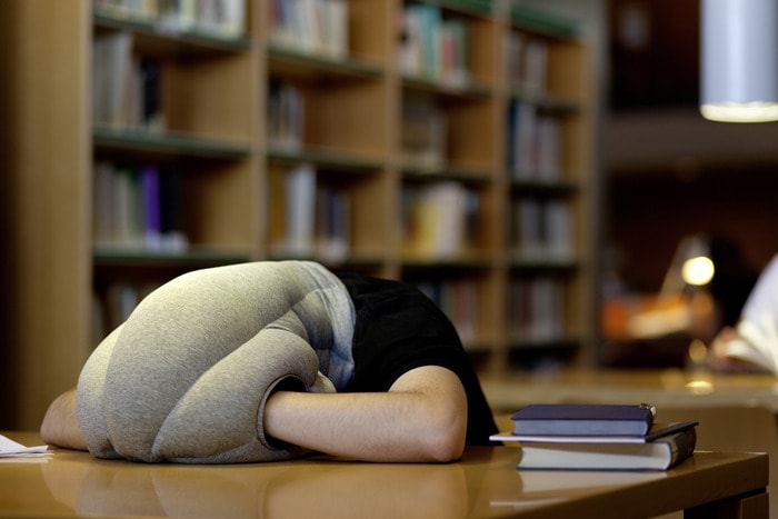 Ostrich Pillow 鴕鳥枕頭讓人隨時隨地都可以小睡片刻！
