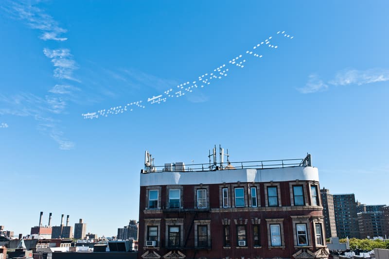 Saber #ARTISNOTACRIME 於紐約上空展示如雲層般的橫額