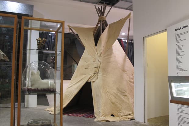 visvim 位於 Dover Street Market 的秋冬主題櫥窗藝術裝置擺設