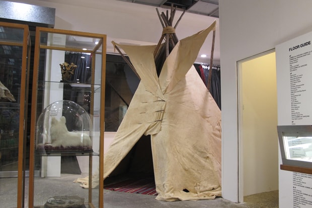 visvim 位於 Dover Street Market 的秋冬主題櫥窗藝術裝置擺設