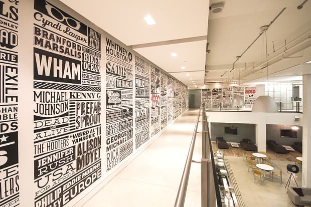 藝術家 Alex Fowkes 為 Sony Music 創造長達 125 年的音樂歷史發展時光牆藝術圖畫創作